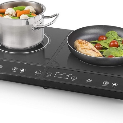 Fogão elétrico duplo com panela e frigideira com comida