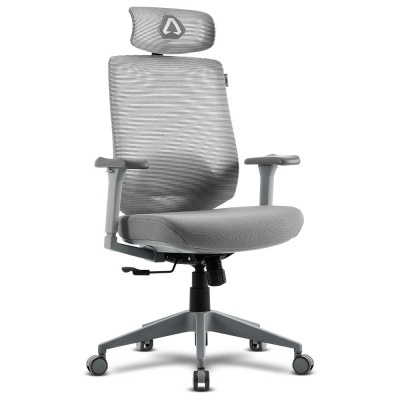 Cadeira de escritório cinza claro com cabeceira, encosto e assento acolchoados, base com rodas.