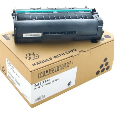Cartucho de impressão Ricoh SP 300 preto sobre caixa de cartão castanha.