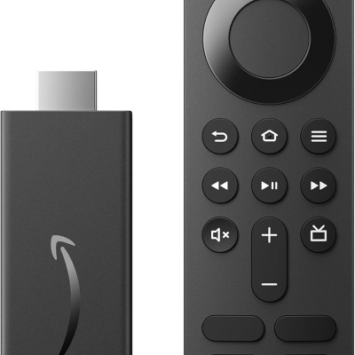 Dispositivo de streaming preto com conector HDMI e comando remoto com botão azul de microfone e texto fire tv
