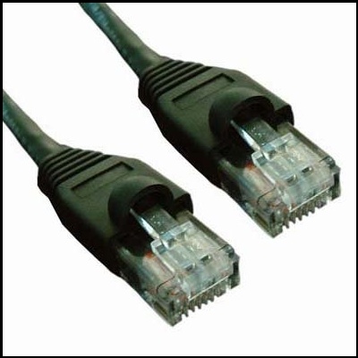Cabo Ethernet com ligações RJ45 em preto e transparente