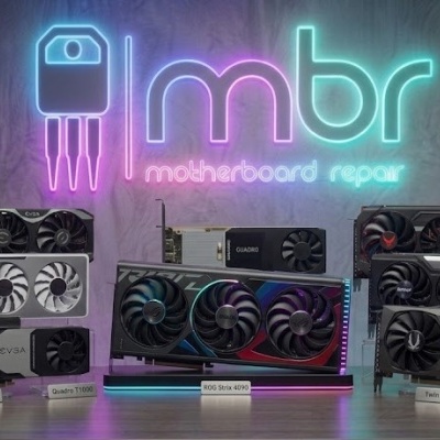 Placas gráficas variadas expostas numa mesa com etiquetas de modelos, fundo com luz néon mbr motherboard repair