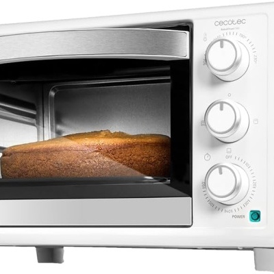 Forno elétrico branco com bolo dentro e botões de controlo