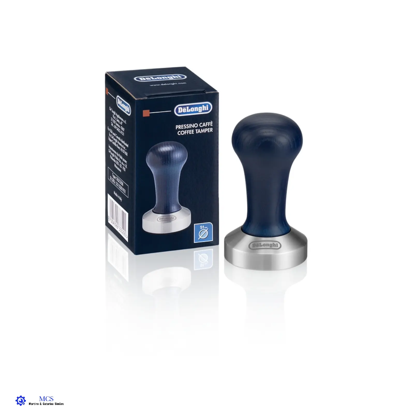 Calcador de Café Delonghi Tamper para café espresso DeLonghi com base prateada e pega preta ao lado da caixa preta