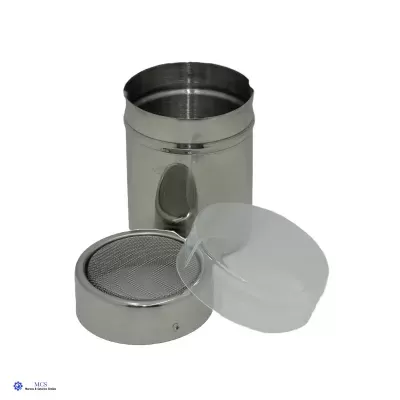 Filtro de café metálico desmontado em fundo branco