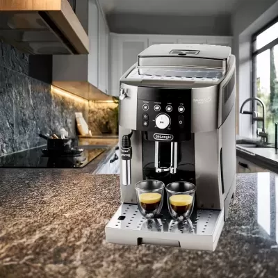 Máquina de café expresso DeLonghi PrimaDonna S em bancada de cozinha moderna