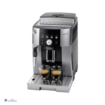 Máquina de café automática DeLonghi Magnifica S Smart com café em dois copos de vidro