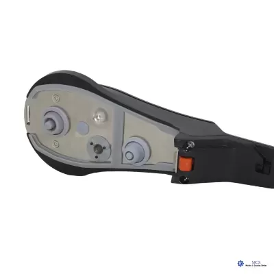 Ferramenta preta com detalhes metálicos e botões cinza e laranja