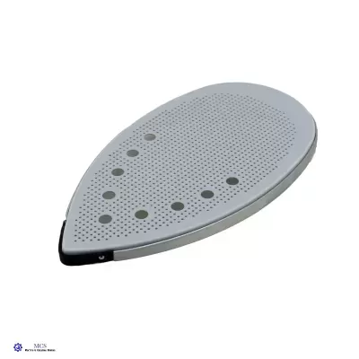 Base metálica prateada de ferro de engomar com orifícios e base preta