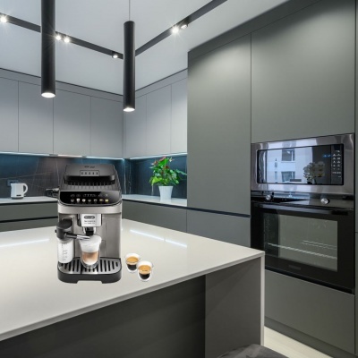 Máquina de café expresso prateada sobre bancada branca na cozinha moderna com armários cinzentos