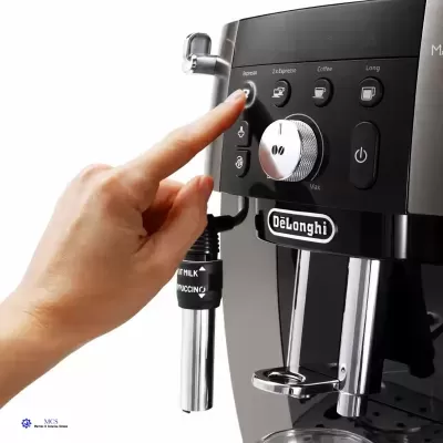 Máquina de café preta DeLonghi com botões e bico de vapor e mão a interagir.