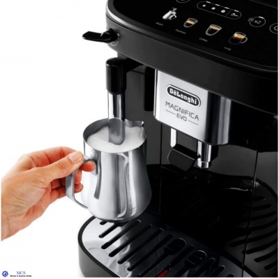Máquina de café DeLonghi Magnifica Evo a preparar leite espumado.