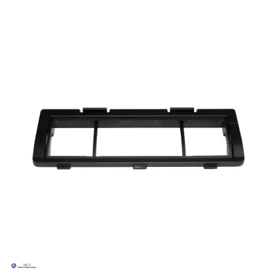 Estrutura retangular preta em plástico com suportes internos