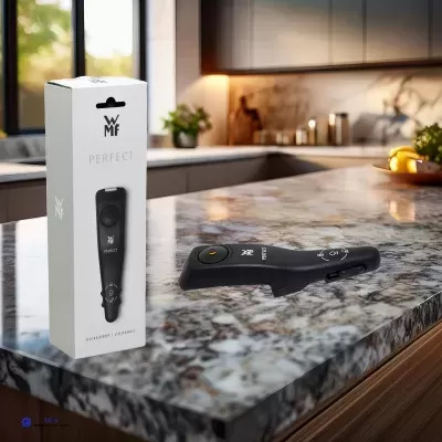 Comando remoto preto WMF sobre bancada de pedra com embalagem branca ao lado