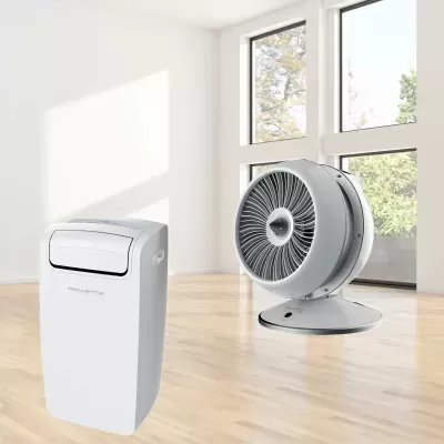 Equipamentos domésticos: desumidificador branco e ventilador cinzento em ambiente luminoso com chão de madeira