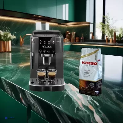 Máquina de café De'Longhi com pacote de café Kimbo sobre bancada verde de mármore