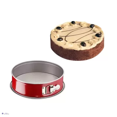 Forma de bolo vermelha e metal com tarte decorada creme e chocolate