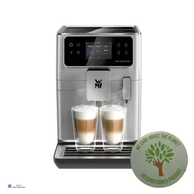 Máquina de café espresso WMF prata com painel digital e duas chávenas de café preparadas