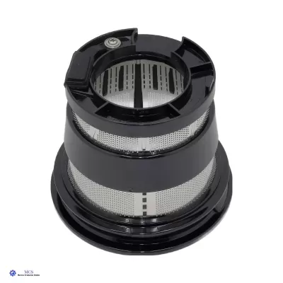 Filtro de cafeteira em metal e plástico preto sobre fundo branco