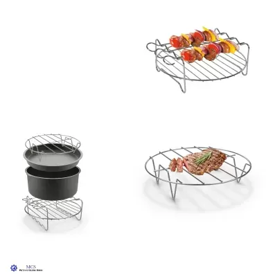 Grelha metálica redonda com pés, espetos de legumes e carne, e grelhados