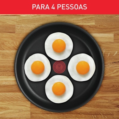 Frigideira preta com quatro ovos estrelados e texto 