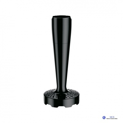 Batedor de puré preto em plástico com cabo cilíndrico e base perfurada