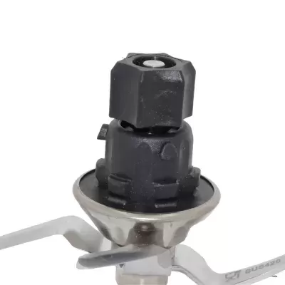 Peça metálica com base circular em plástico preto e lâminas metálicas em fundo branco