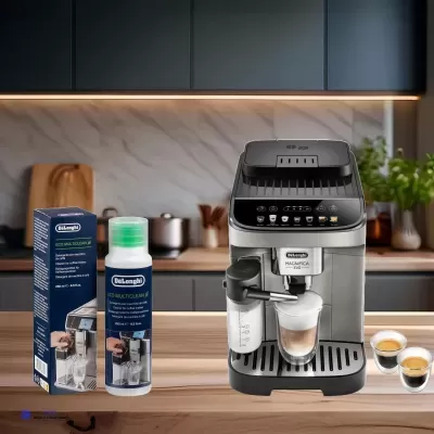 Máquina de café expresso e produtos de descalcificação DeLonghi numa bancada de cozinha