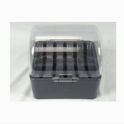 Caixa preta de plástico com tampa transparente e cinco compartimentos internos