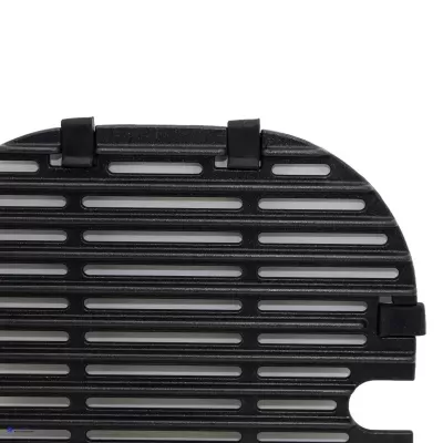 Grelha metálica preta com ranhuras horizontais