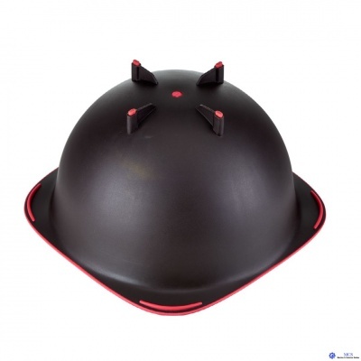 Capacete de proteção preto com detalhes vermelhos