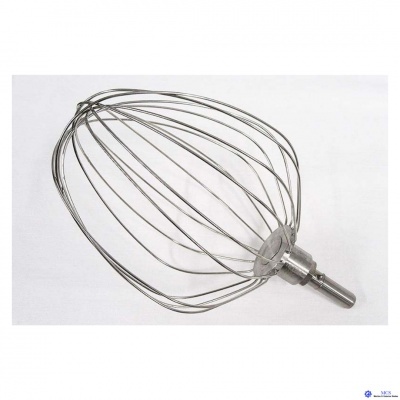 Batedor de arame metálico para batedeira em fundo branco