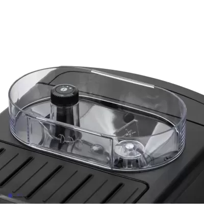 Depósito de água transparente com tampa preta numa base preta com ranhuras