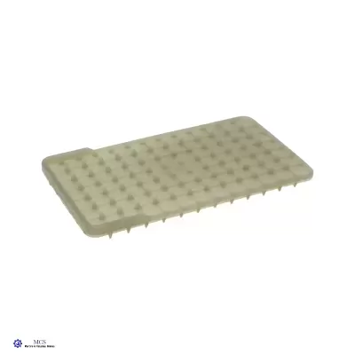 Tabuleiro retangular bege com pequenas elevações em padrão uniforme