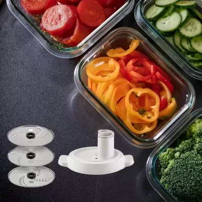 Lâminas de aço inoxidável e peça branca para fatiador com recipientes de vidro contendo legumes frescos fatiados