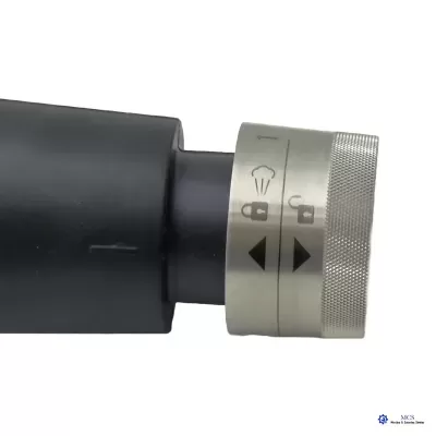 Moinho de especiarias preto com anel de metal prateado e símbolos de café e bloqueio