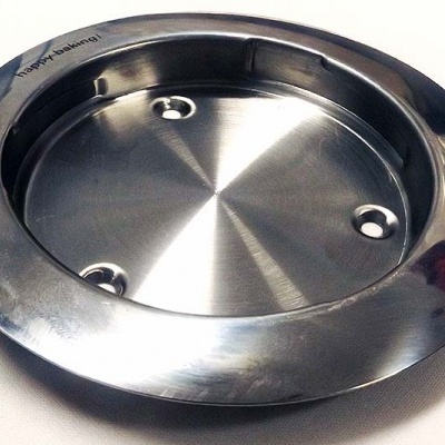 Prato redondo cromado em metal com texto 'Stainless Steel' na borda