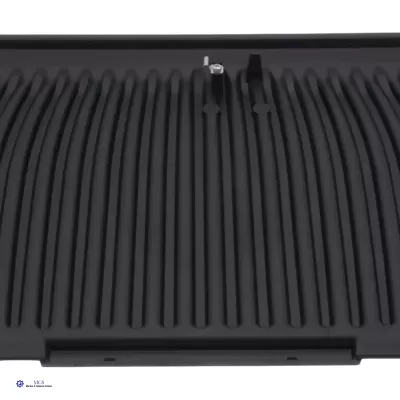 churrasqueira elétrica preta com superfície ondulada e botão de controlo