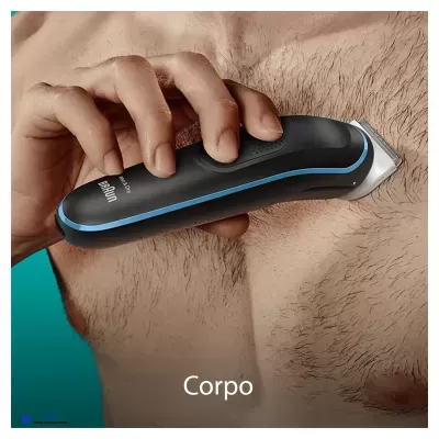 Aparador elétrico Braun preto e azul a aparar pêlos no tórax masculino com texto 'Corpo'.