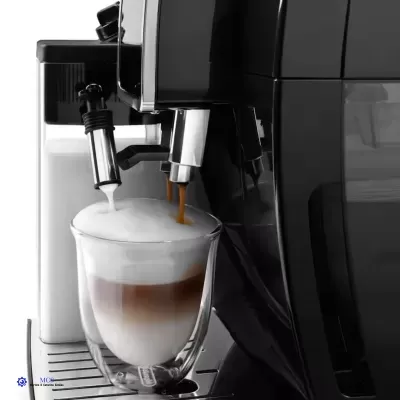 Cafeteira preta a preparar cappuccino com espuma de leite num copo duplo transparente