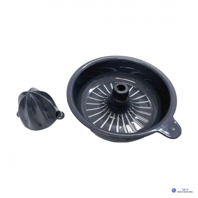 Espremedor de citrinos preto em duas partes sobre fundo branco