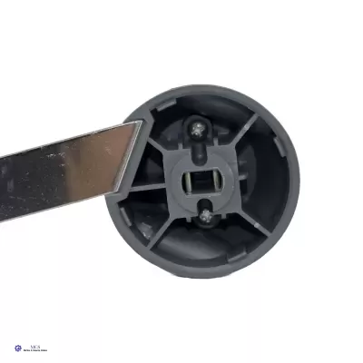 Ferramenta com pega metálica e cabeça circular plástica cinza com parafusos