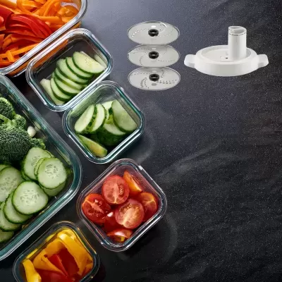 Conjunto de recipientes de vidro transparentes com vegetais fatiados e lâminas de corte