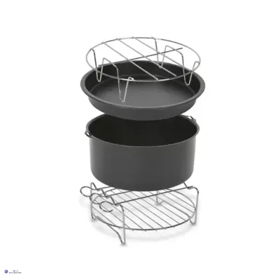 Conjunto de panela preta e duas grelhas metálicas prateadas empilhadas
