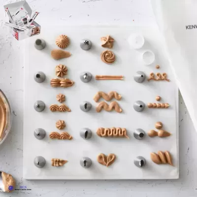 Bicos metálicos para saco de pasteleiro com diferentes padrões de creme castanho