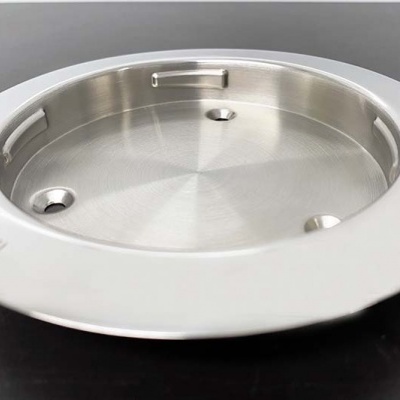 Prato redondo de metal com borda branca e gravação HAPPY KITCHEN