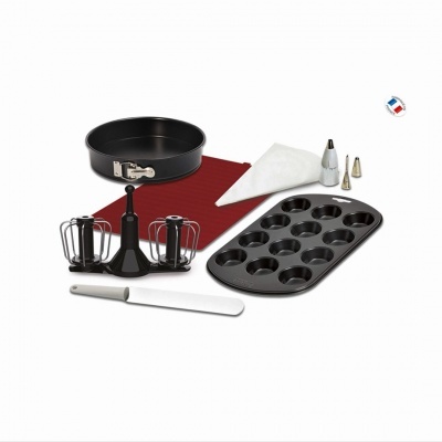 Conjunto de utensílios de cozinha com forma de bolo, tapete de silicone, forma para muffins, saco de pasteleiro e utensílios em fundo branco.