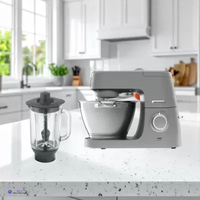 Batedeira Kenwood Chef Elite cinza com taça de inox e jarro de vidro numa bancada de cozinha