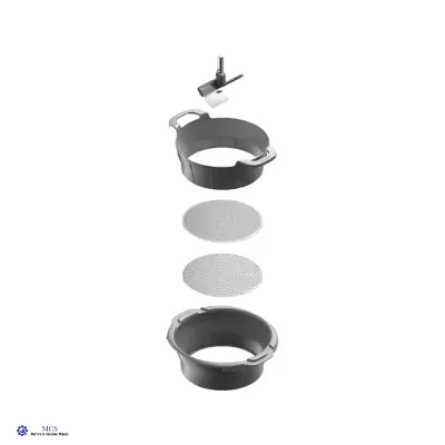 Conjunto de forma redonda, placas de metal e pequeno utensílio sobre fundo branco