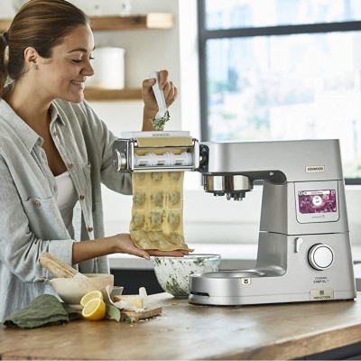 Máquina de cozinha Kenwood a fazer massa fresca ravioli na bancada
